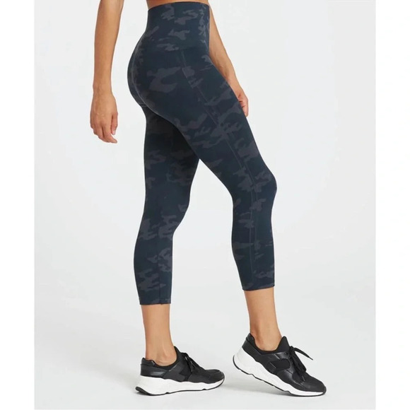 SPANX Look at‎ Me Now Seamless Cropped Leggings Size Medium Camo Print - Picture 2 of 7